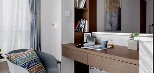 客厅摆一张书桌,并不会太拥挤