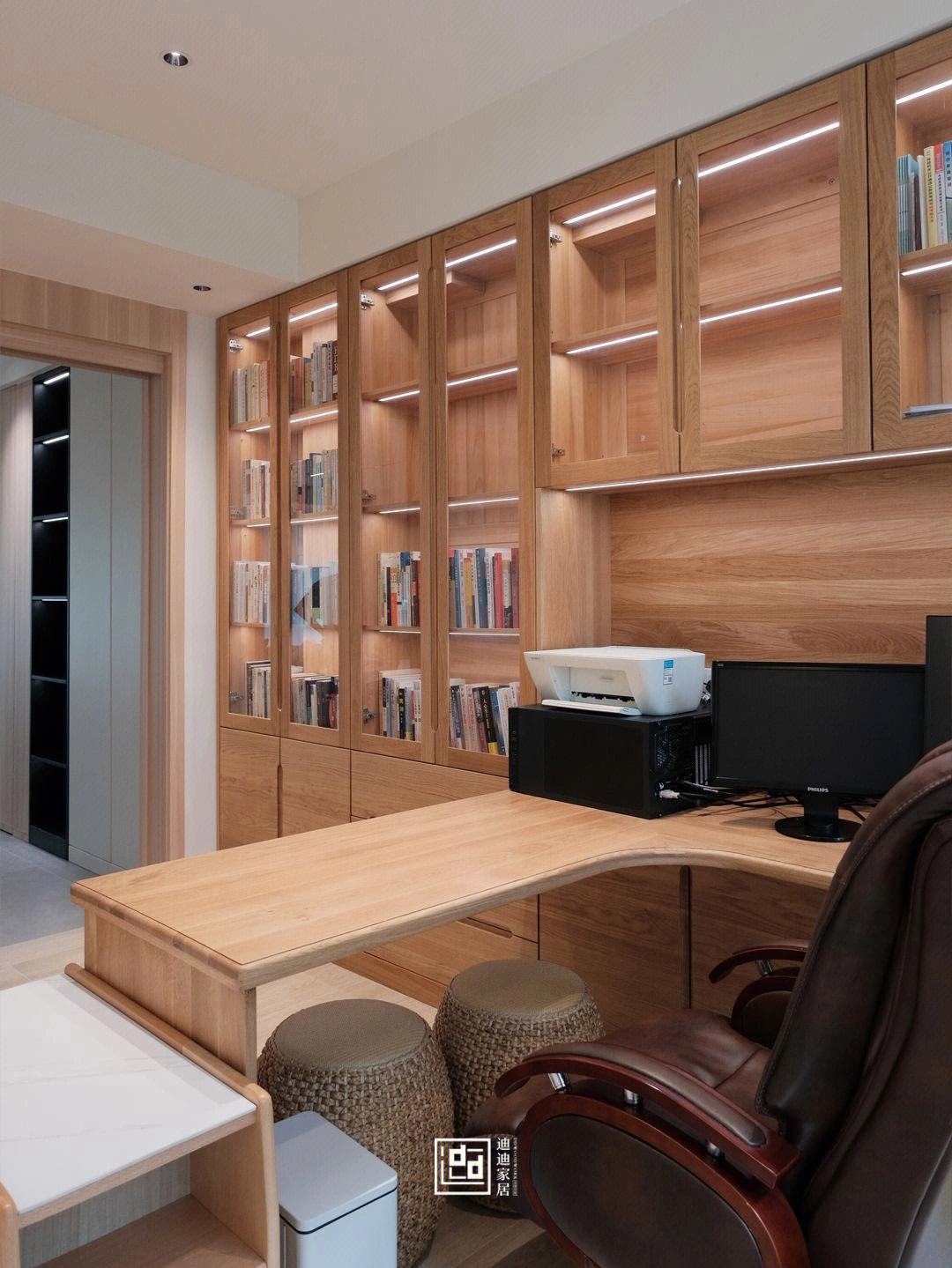 满墙定制大书柜很赞l型书桌可坐一家人