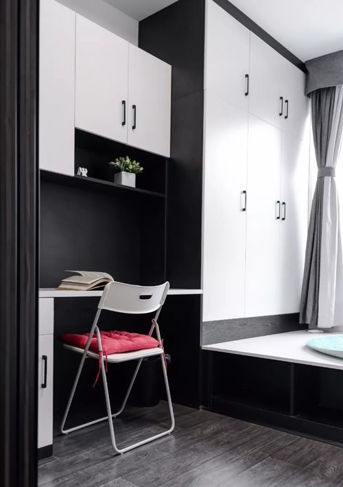 150㎡现代简约三居装修案例 书桌定制设计，打造高效舒适家居空间